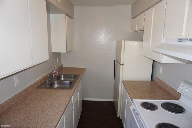 Building Photo - 2 br, 1 bath 4plex - 2703 Evergreen Cir D