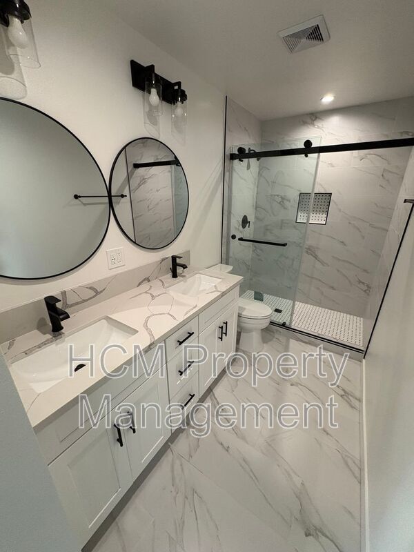 Building Photo - 858 W 47th St