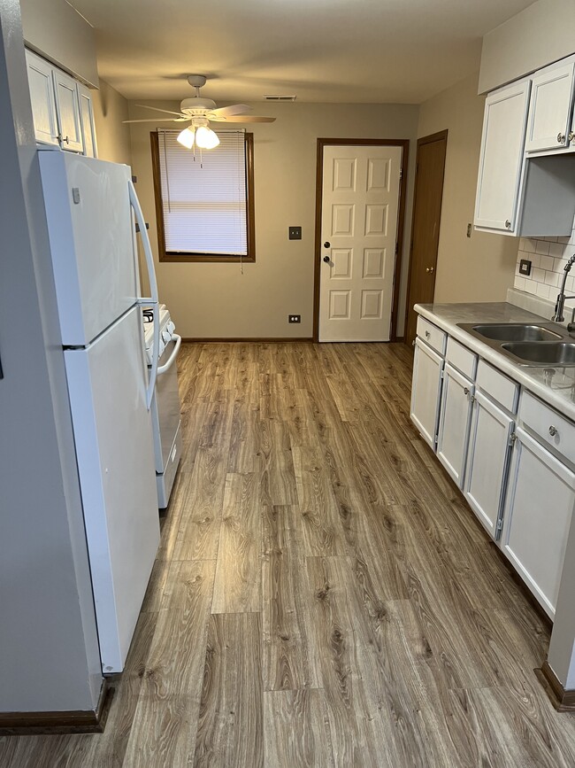 Kitchen - 14428 S Division St