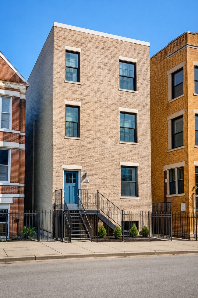 Building Photo - 2440 W Iowa St