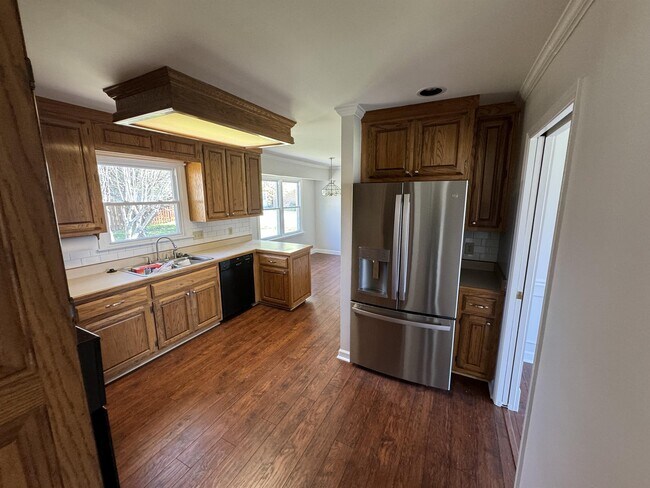 Building Photo - 100 Brownstone Dr