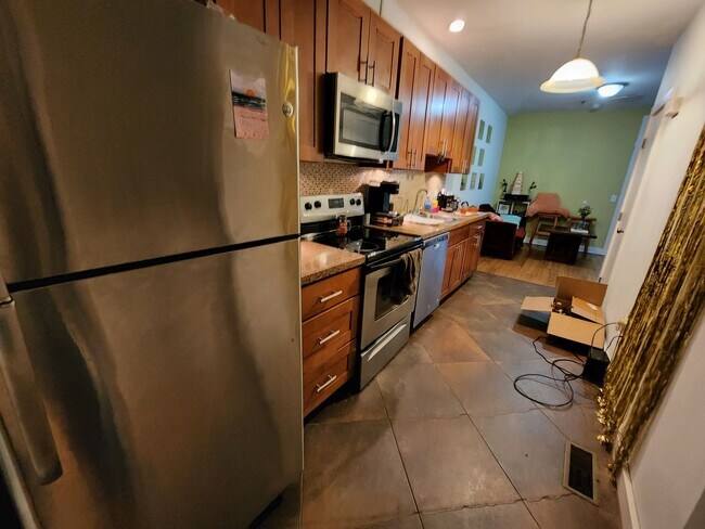 Foto del edificio - Modern 3 bedroom available for 2 BLOCKS FR...