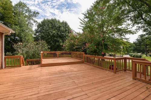 Large 2-tiered deck - 705 Spring House Circle