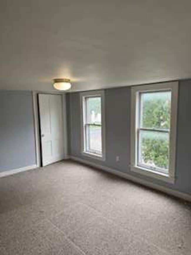 Foto del edificio - 3 Bedroom / 1 Bathroom Private Fenced Yard - For Rent