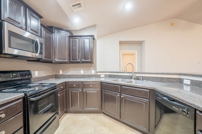 Building Photo - Beautiful 3 Bed 2 Bath Broken Arrow