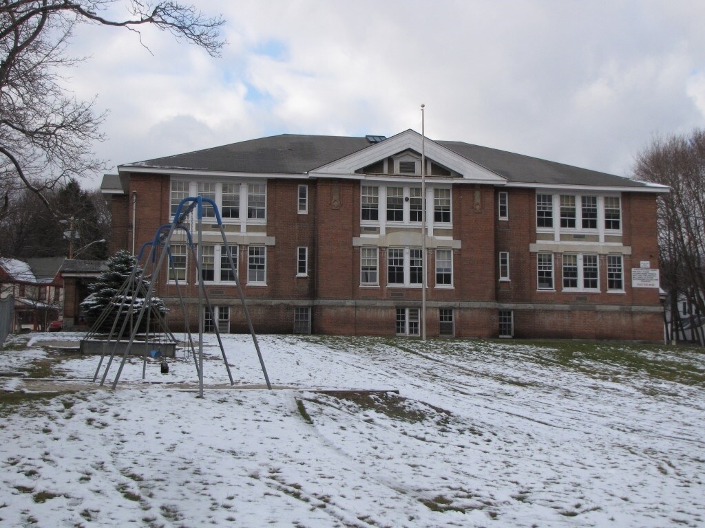 Foto principal - 207 Pleasant St