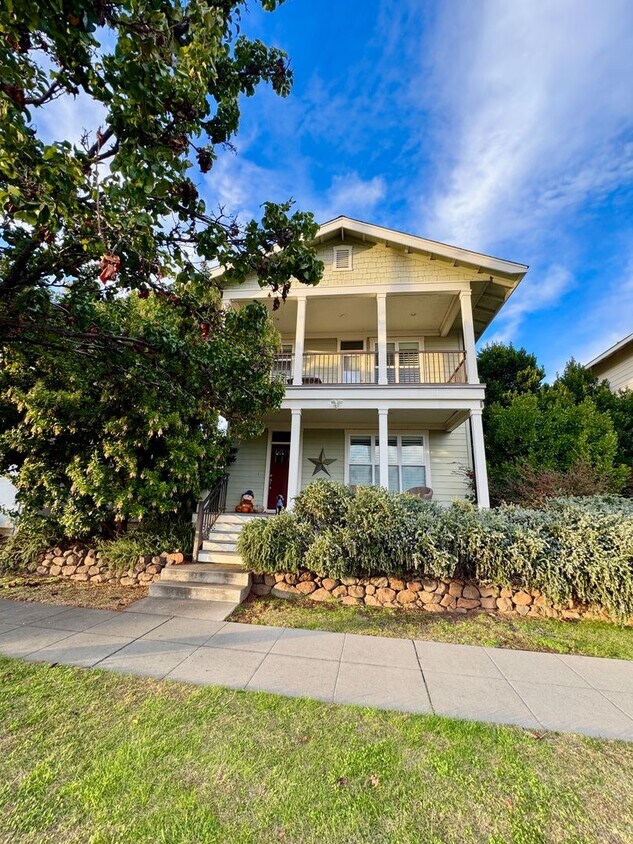 Foto principal - 2610 E 20th St