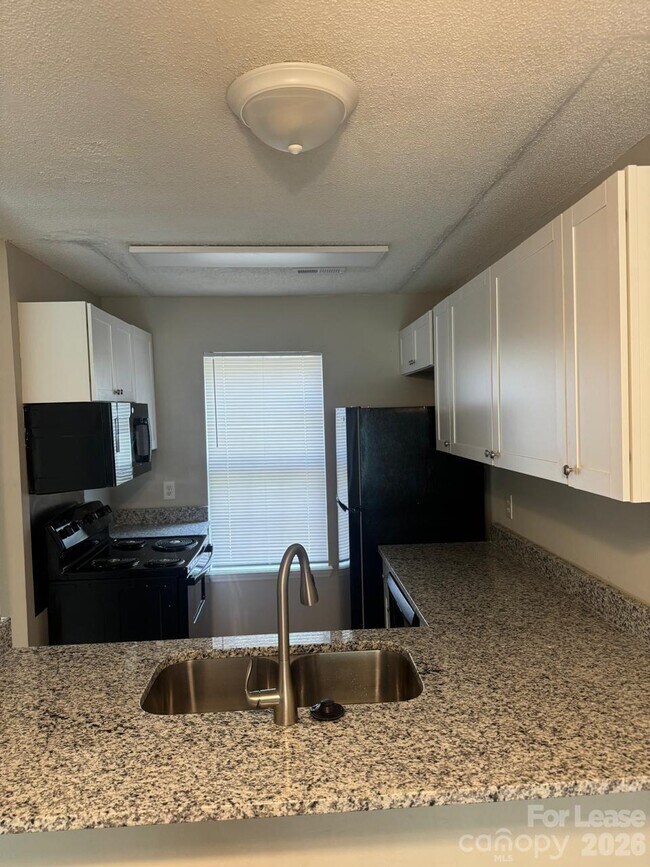Building Photo - 3912 Briarhill Dr