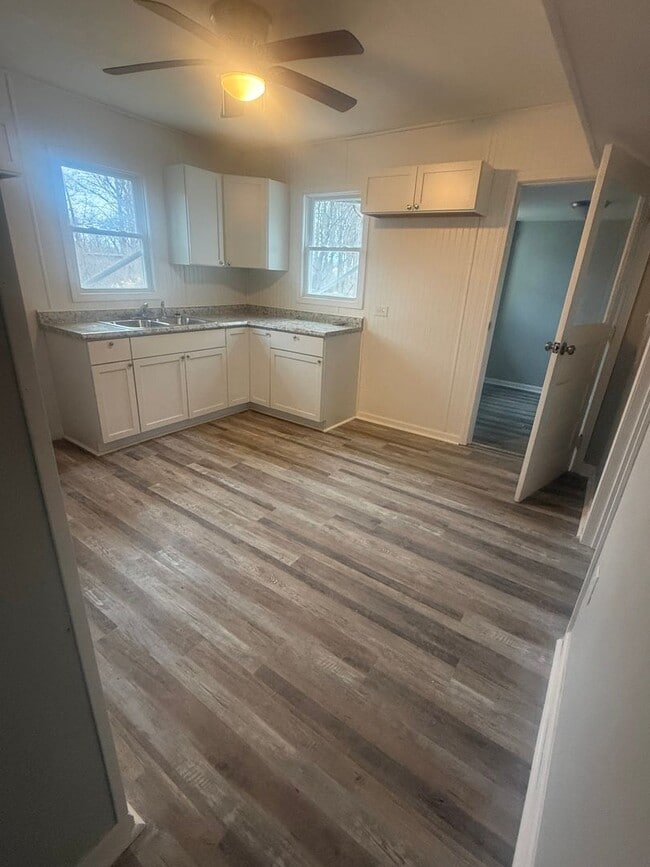 Foto del edificio - 6 bdrm 3 bathroom home for rent