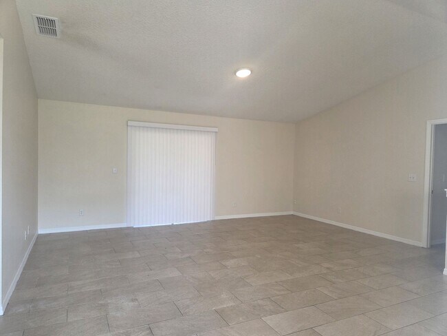 Building Photo - 3/2 on Large Lot Available Now
