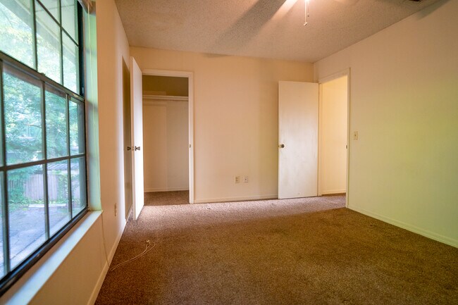 Building Photo - 1331 E Fort King St