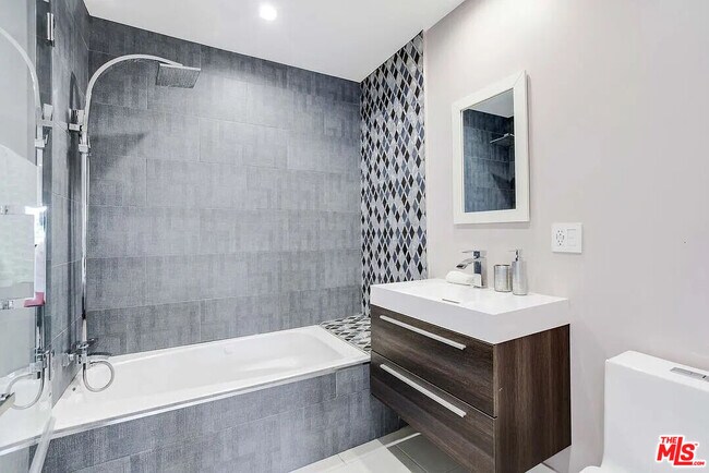 Foto del edificio - 8401 Wyndham Rd
