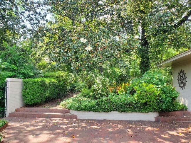 Building Photo - ** 3 bed 2 bath located in McGehee Estate ...