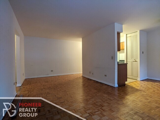 Foto del edificio - 510 W Briar Pl