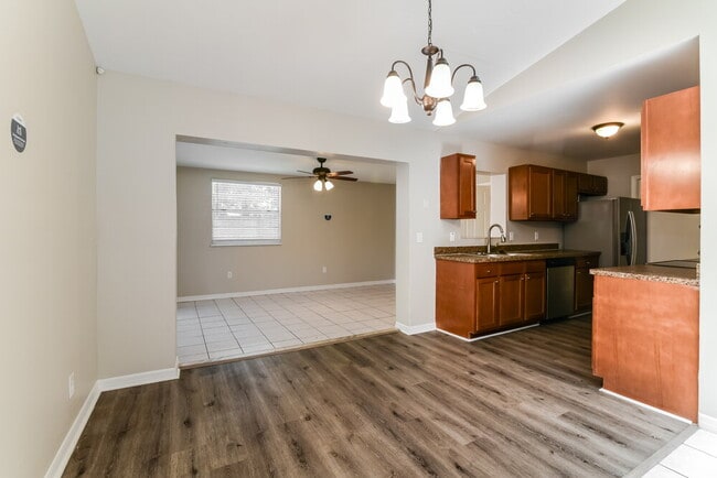 Foto del edificio - 724 Iowa Woods Cir E