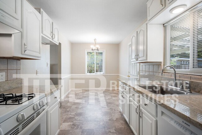 Building Photo - 2268 El Manto Dr