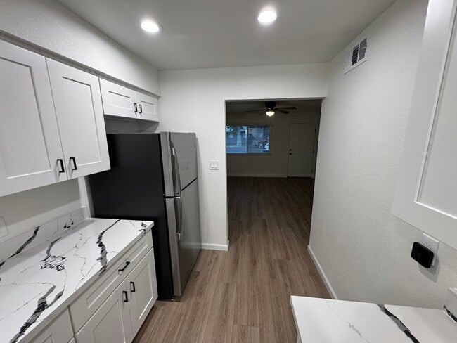 Foto del edificio - 2118 N Glenn Ave