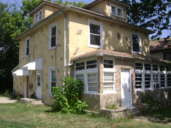 Building Photo - 1723 Hall Ave