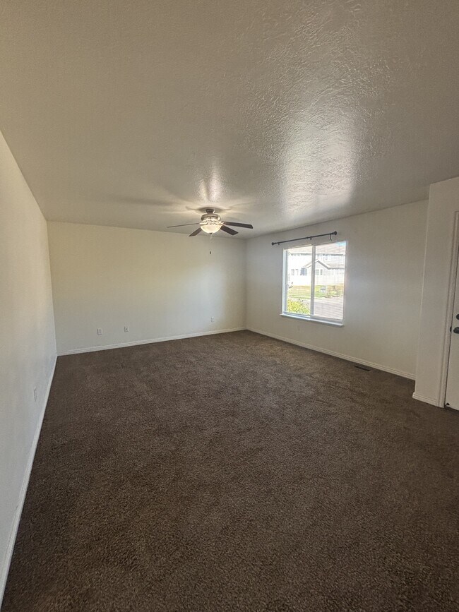 Foto del edificio - 3318 Quarter Mile Dr