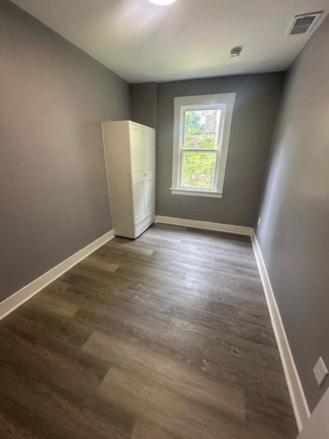 Building Photo - Beautifully Renovated 1-Bedroom Apartment ...