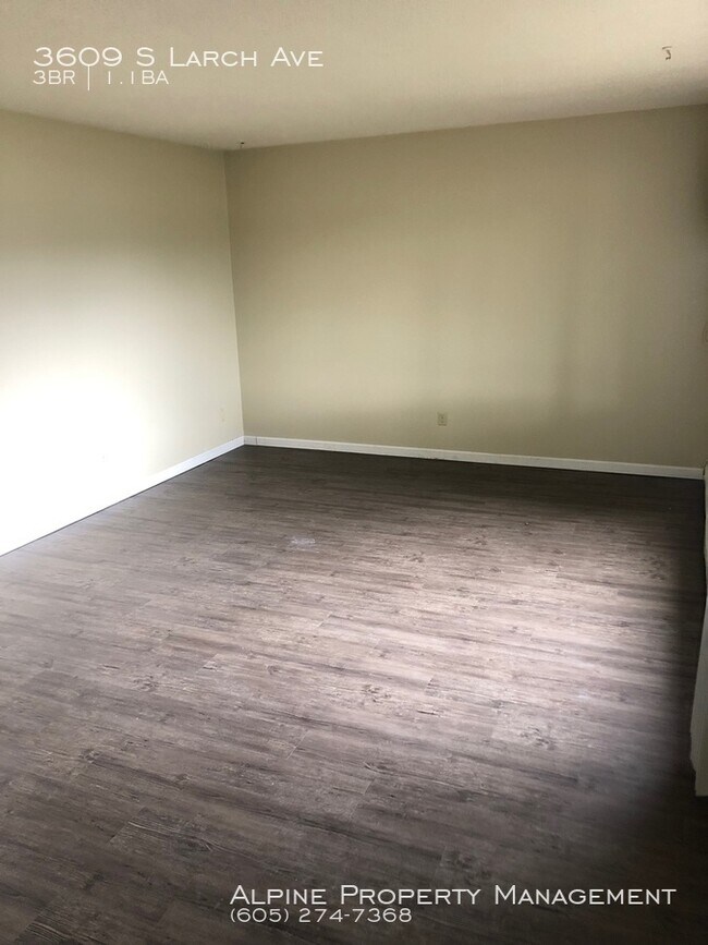 Building Photo - 3609 S Larch Ave