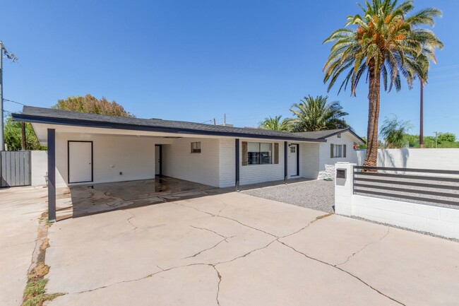 Building Photo - NEWLY RENOVATED 6 bedroom 4 bathroom home ...
