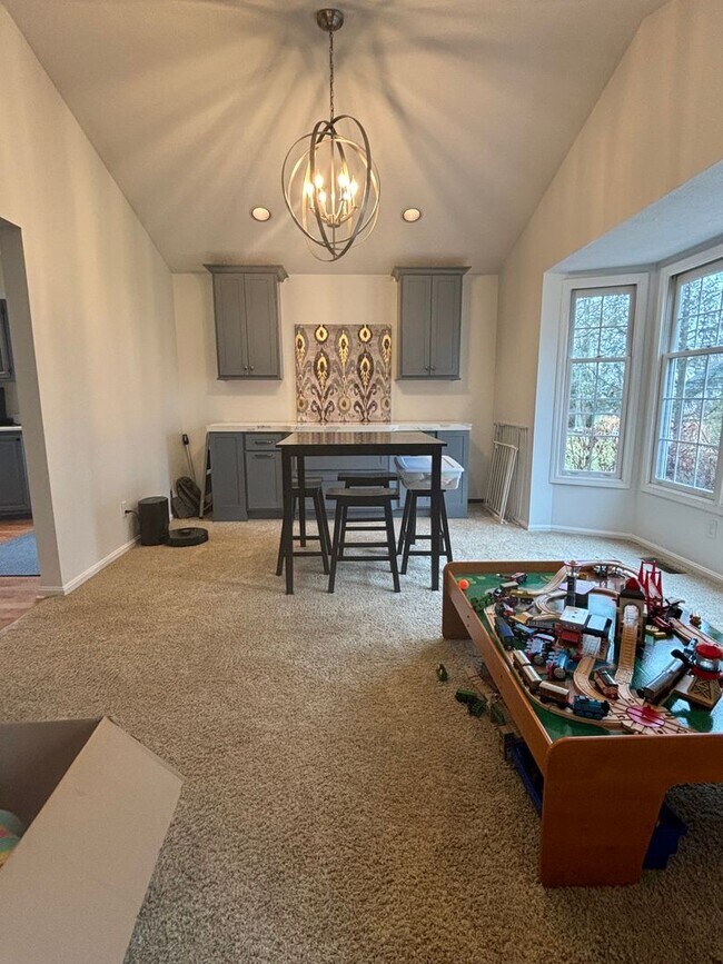 Building Photo - Stunning 5 bedroom 5 Full Bath Home in Solon