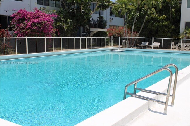 Foto del edificio - 4710 Pine Tree Dr