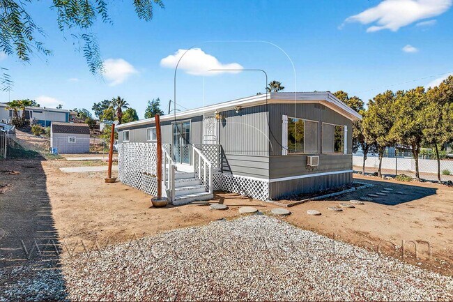 Foto del edificio - Charming 3-Bed/2-Bath Mobile Home with Fenced Yard In Homeland!
