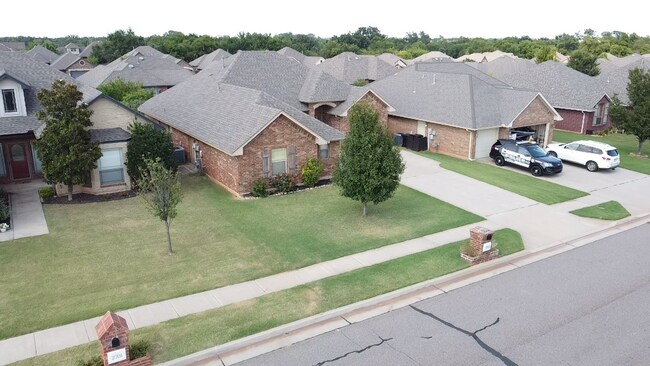 Foto del edificio - MOVE IN SPECIAL FOR SEPTEMBER MOVE INS! 3 Bedroom, 2 Bath, 2 Car Garage - SELF TOURS AVAILABLE NOW!