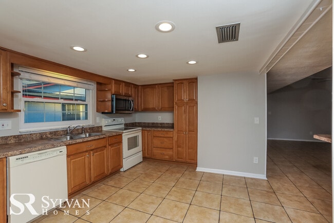 Building Photo - Don't miss out on this charming 4BR 2BA home