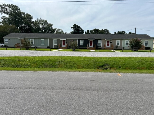 Building Photo - 105 Oakwood Dr