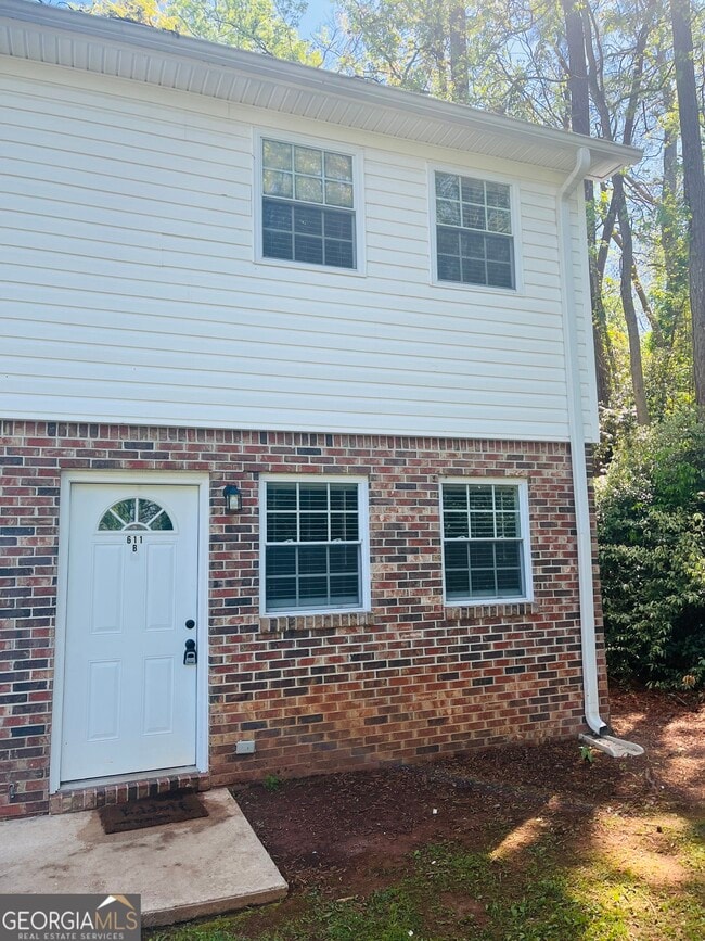 Building Photo - 611 Elm St