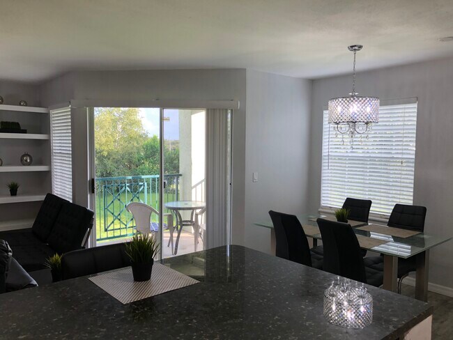 Elegantes puertas de terraza que permiten que entre una hermosa luz natural. - 7220 Westpointe Blvd