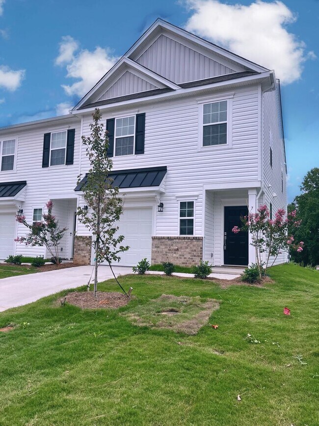 Foto del edificio - Brand New, 3 BR, 2.5 BA Townhome with Garage