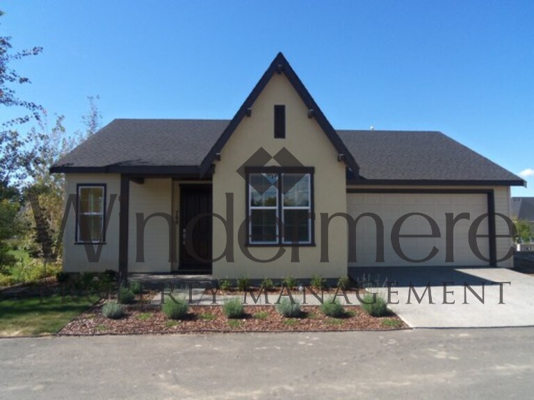 Primary Photo - 766 SE Nuthatch Drive *Located in the Vill...