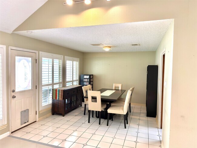 Foto del edificio - 14834 Charlmont Dr