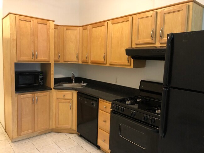 Cocina con encimeras de granito - 815 Park Ave