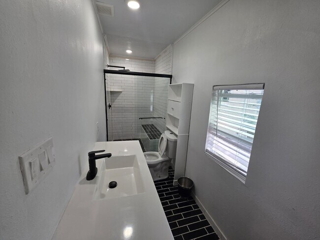 Foto del edificio - 13830 Burgoyne Rd