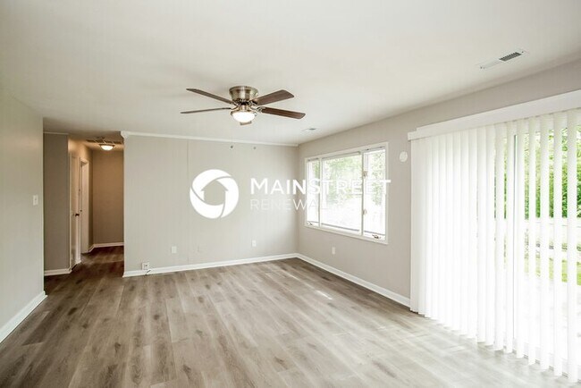 Building Photo - 3 Bedroom Pet-Friendly Home in Indianapolis, IN with Main Street Renewal