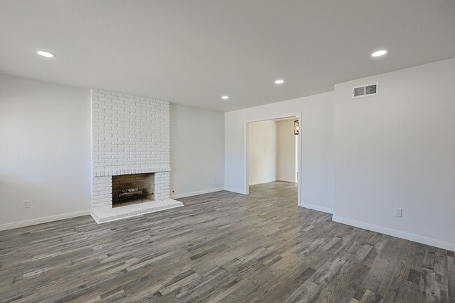 Building Photo - Spacious 5-Bedroom, 3-Bath Home – Convenie...