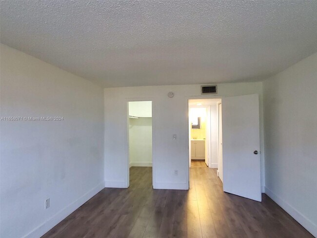 Foto del edificio - 300 NE 125th St