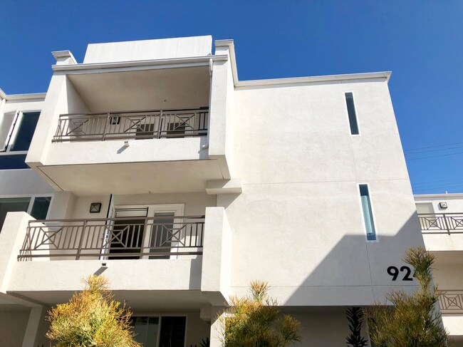 Building Photo - Stunning 2B/2BA Pacific Beach Condo w/ Parking & Few Blocks from Beach!