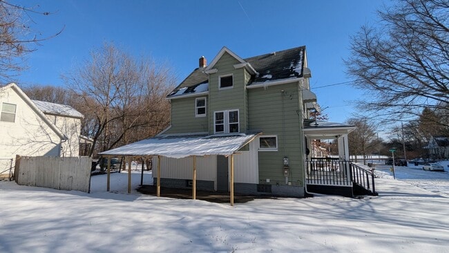 Building Photo - Welcome to this newly renovated, 3-bedroom home located in the heart of Akron