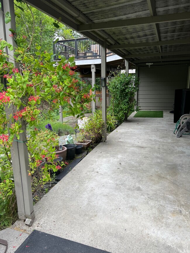 Private Entrance - 19003 Kenlake Plz NE