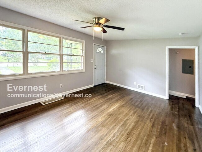 Foto del edificio - 304 Westwood Dr