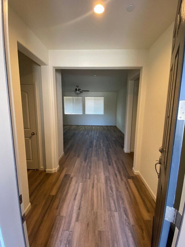Foto del edificio - Gorgeous NEWER home between Tulare and Vis...