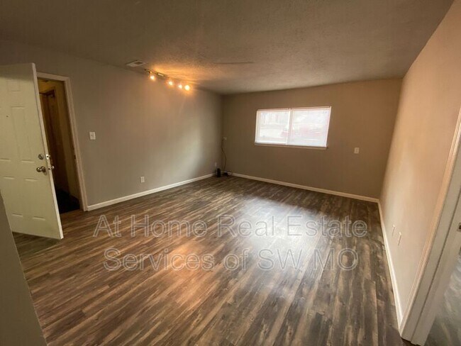 Foto del edificio - 712 E Sunshine St