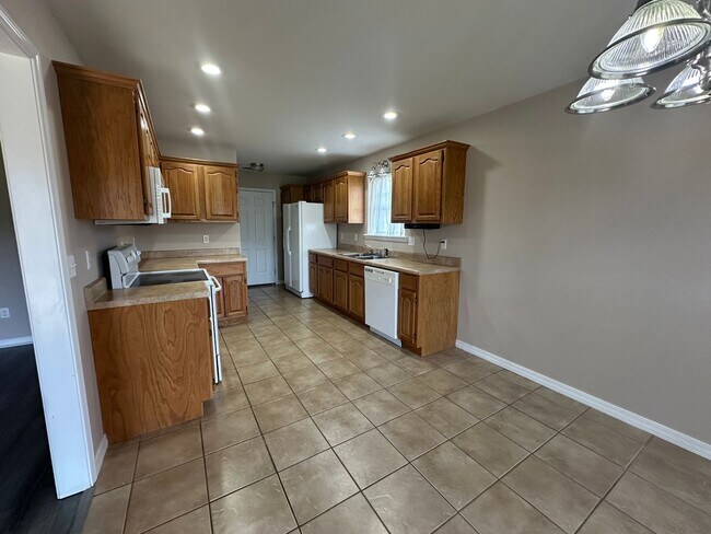 Foto del edificio - Welcome to this charming 3-bedroom, 2-bath...