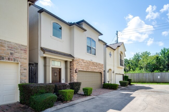 Building Photo - 9147 Lago Crest Dr